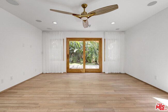Building Photo - 1138 1\2 N Poinsettia Pl