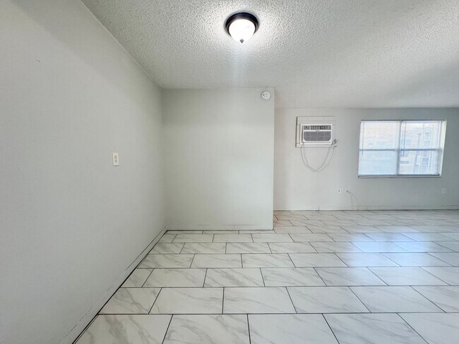 Building Photo - Off Havendale - End Unit Duplex