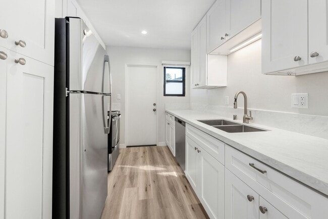 Building Photo - HILLCREST GREAT RENOVATED ONE BEDROOM APARTMENT.