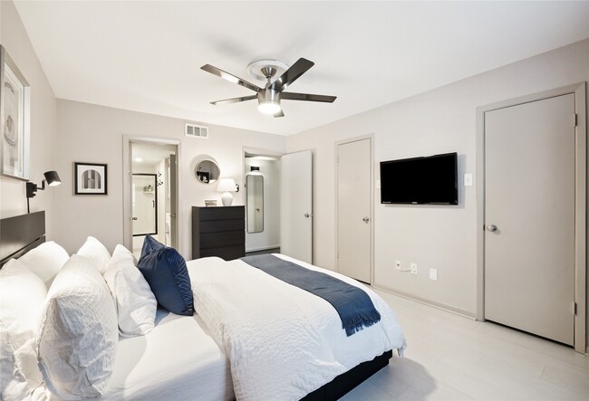 Building Photo - 7555 Katy Fwy