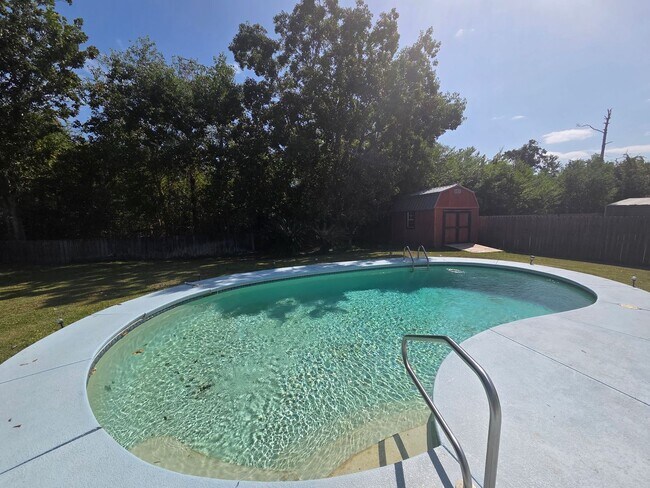 Building Photo - Spacious 4Bed/2Ba Brick Home w/Inground Pool in Mowat Highlands! *1/2 OFF Security Deposit for Ac...