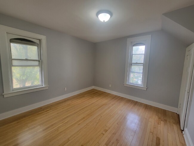 Building Photo - Stunning 3 bedroom near downtown Milwaukee!