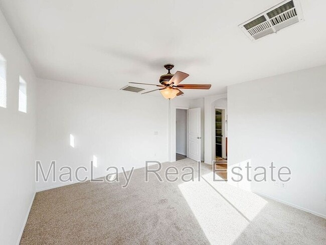 Building Photo - 1009 E Iris Dr