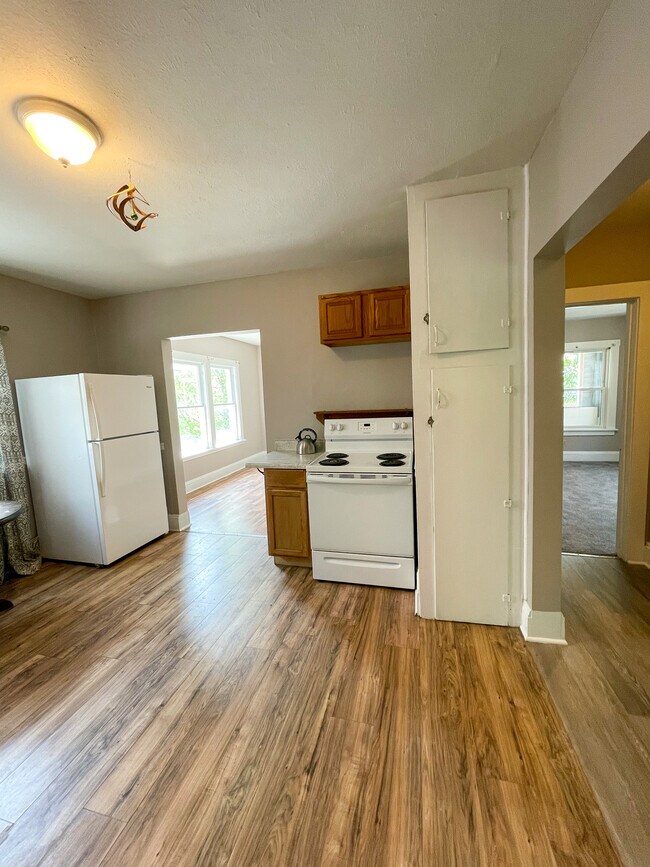 Building Photo - 2053 Robin St