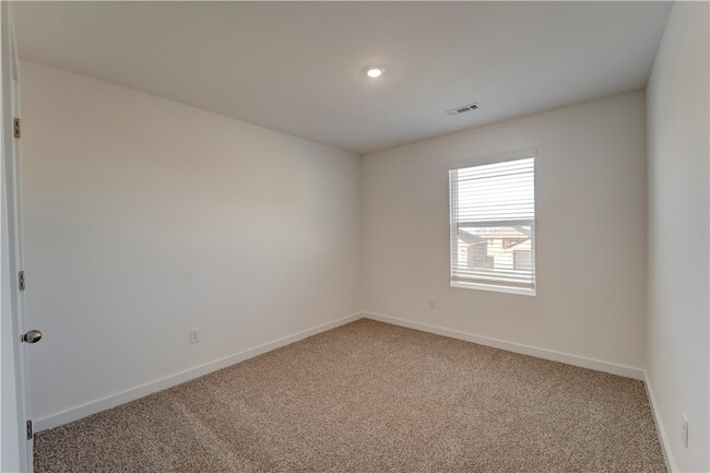 Building Photo - 139 S Maroon Ave