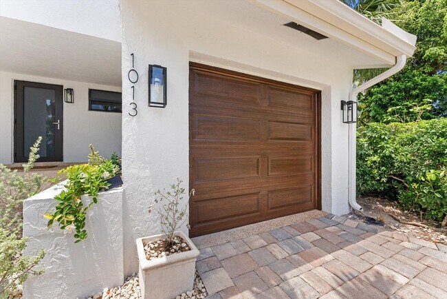 Building Photo - 1013 Bel Air Dr