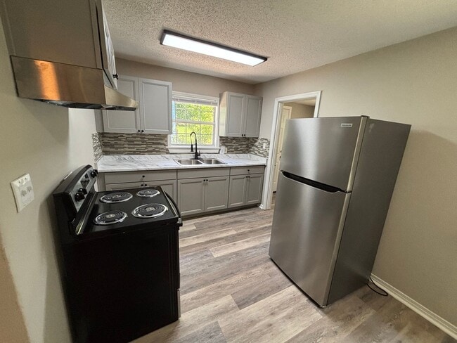 Building Photo - Stylish Renovated 3-Bedroom Gem in Prime T...