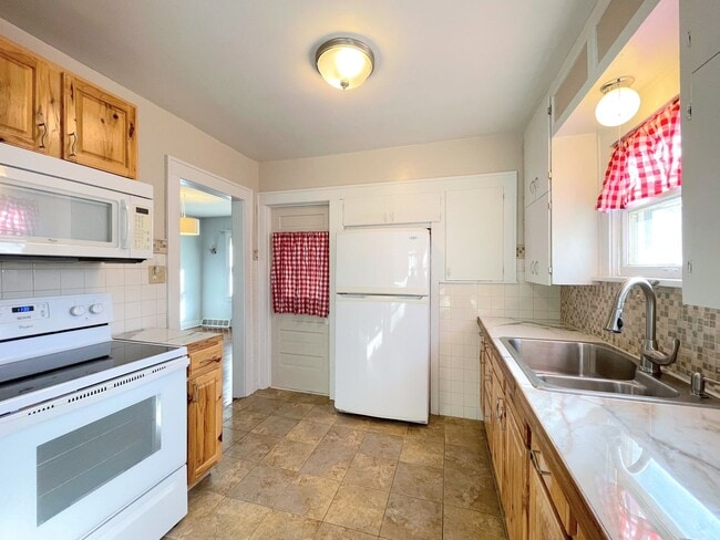 Building Photo - Updated 2 bedroom home