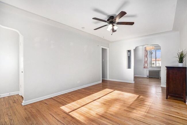 Bright & Airy Living Room - 1371 Ivy St