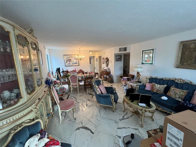 Building Photo - 4800 Bayview Dr