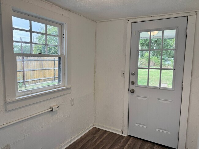 Building Photo - 3 Bed 2 Bath Home With Tons Of Natural Light