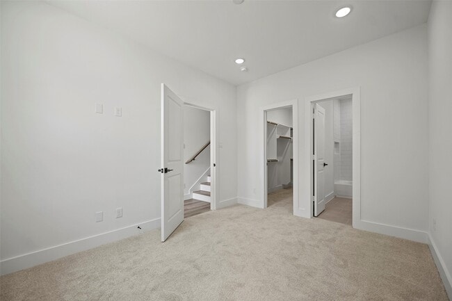 Building Photo - 870 W Little York Rd