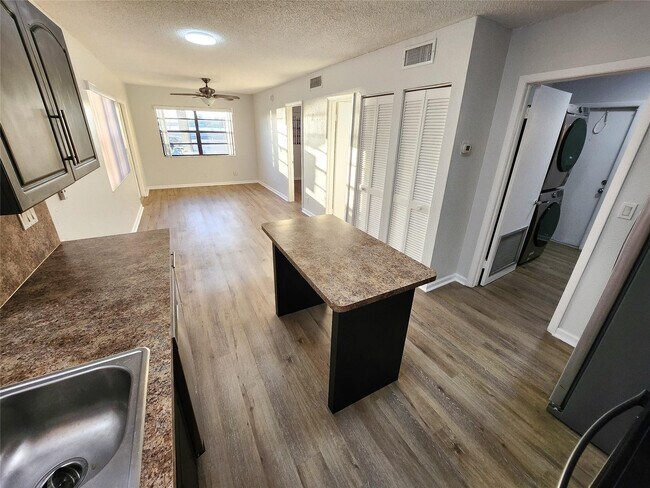 Building Photo - 513 S Ocean Dr