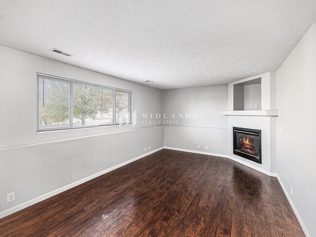 Building Photo - Multi-Level Elkhorn Home