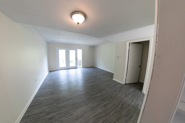 Building Photo - 823 Broad St