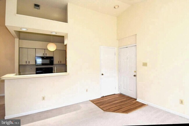 Building Photo - Sunny and spacious top floor unit featuring an open floor plan perfect for entertaining!
