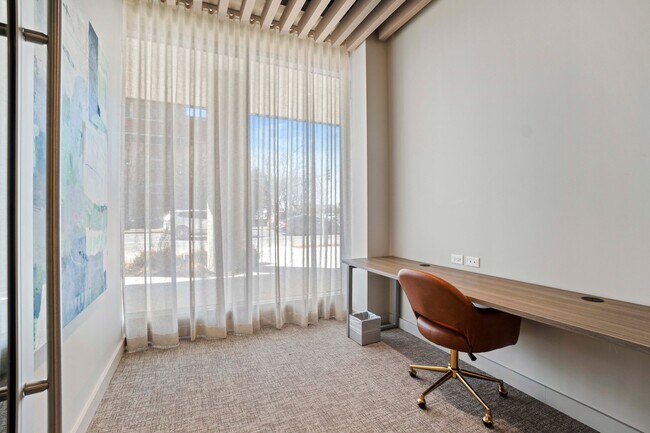 Building Photo - 501 S Damen Ave