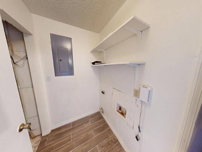 Building Photo - 728 SW 7th Pl