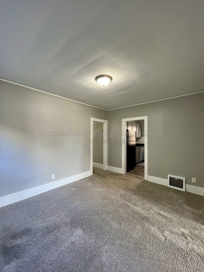 Building Photo - 170 Bondie St