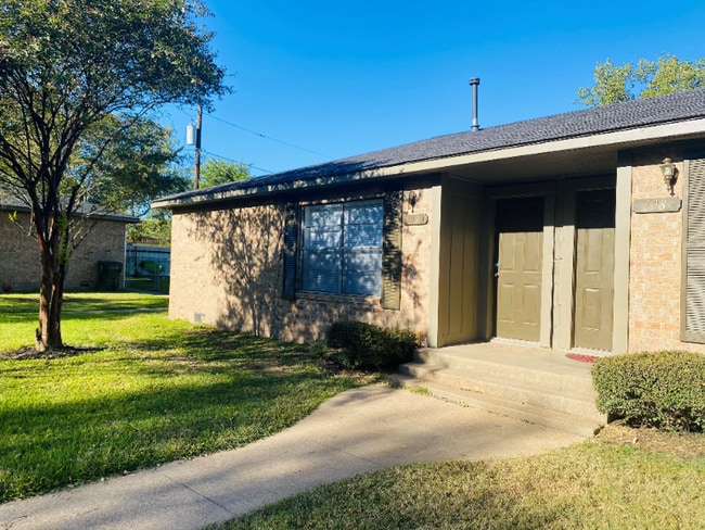 Primary Photo - 108 Hardy St