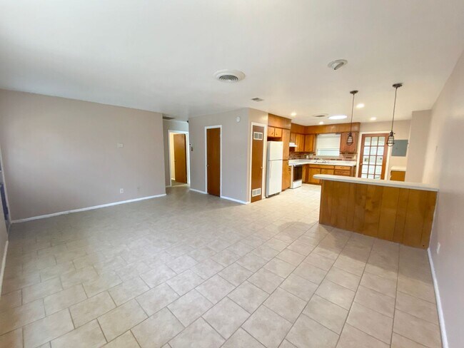 Building Photo - 615-617 East Sunset Circle