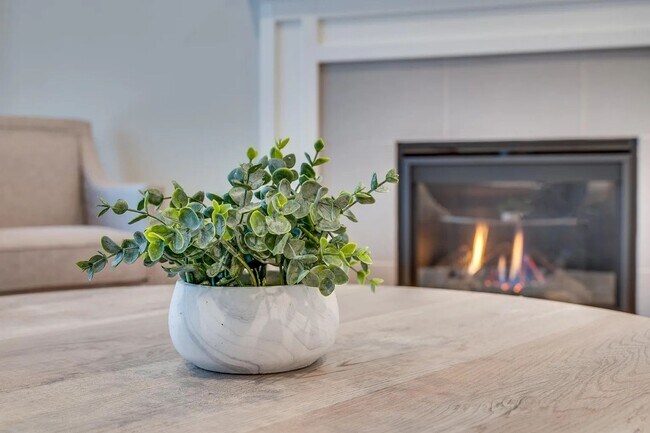 Building Photo - Beautiful Newer Model Home with Open Floor Plan, A/C & Fenced Yard!