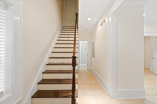 Building Photo - Adorable 1 bedroom apartment. Ground floor...