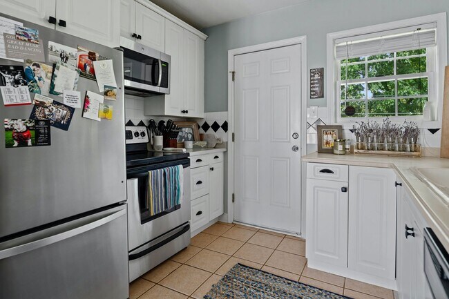 Building Photo - Beautiful 2bd/1ba Condo in VA Highlands w/ Balcony and Pool!!