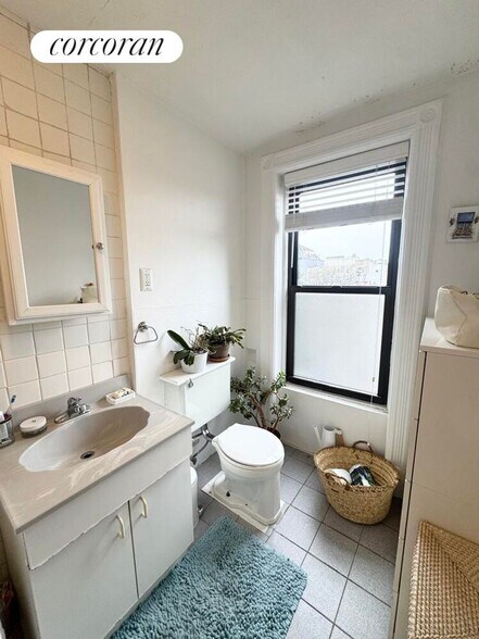 Building Photo - 672 10th St