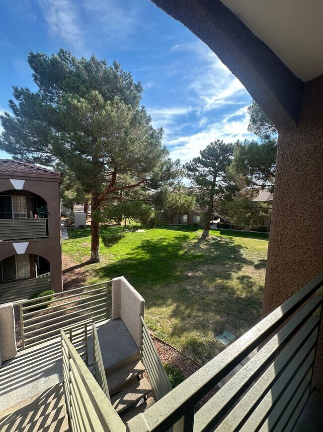 Building Photo - Great location, cute 3 bedroom condo