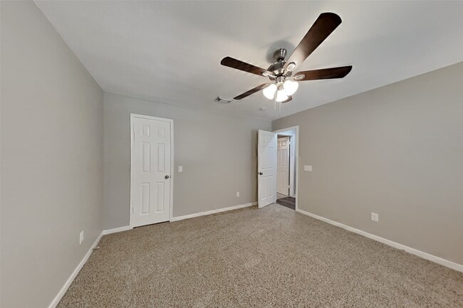 Building Photo - 9919 Villa Verde Dr
