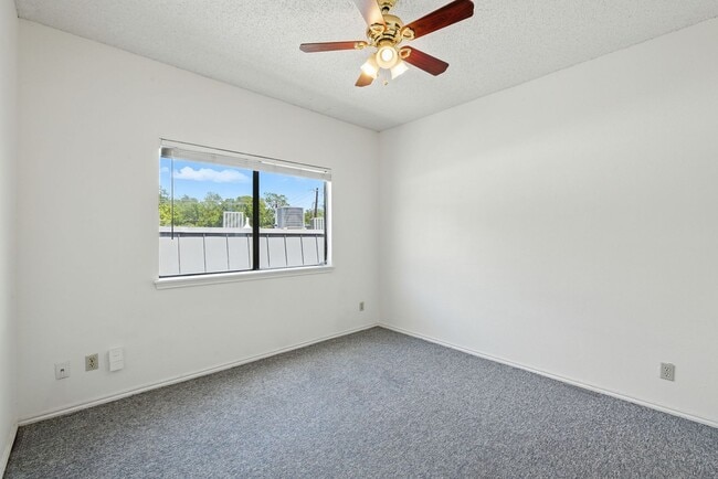 Building Photo - FABULOUS walkable/bikeable 3BR with parkin...