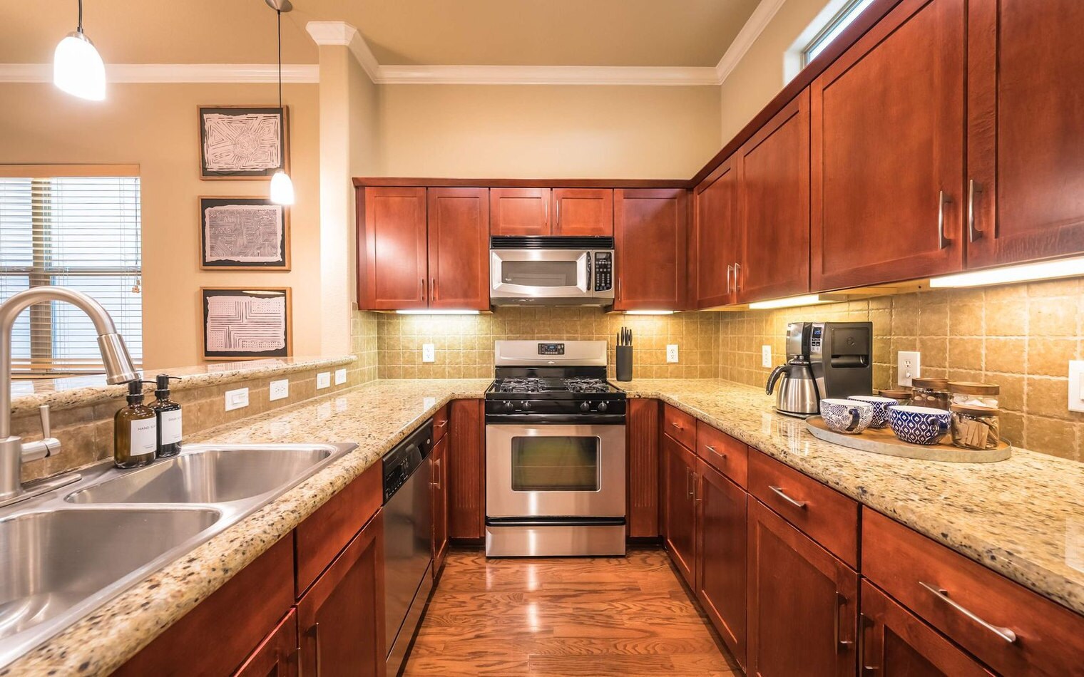 Building Photo - 1115 Kinney Ave