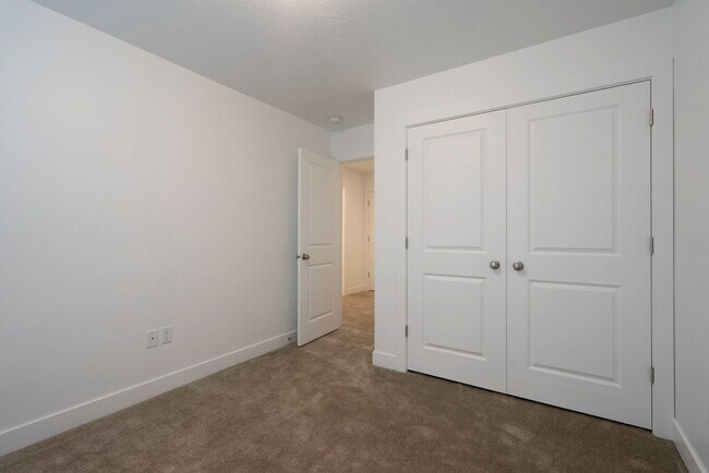 Building Photo - Well Maintained, 3 Bedroom and 2.5 Bathroom Townhome in Desert Color! Internet Included!