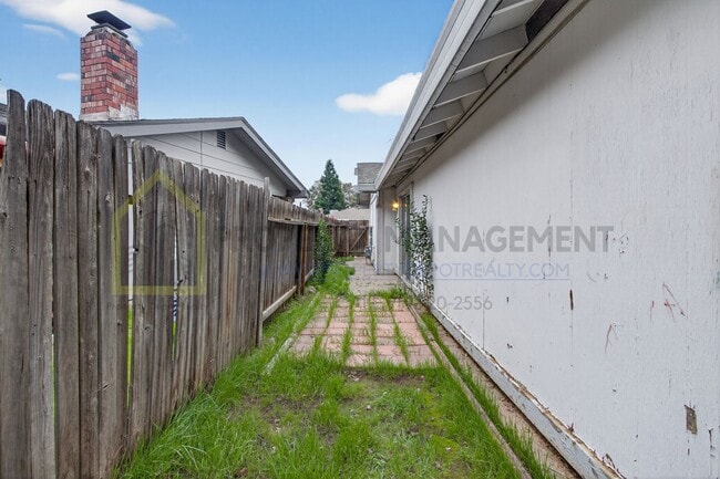 Building Photo - 8973 El Mirador Dr