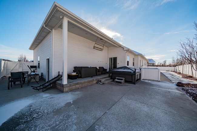 Building Photo - 949 Greenwillow Ln