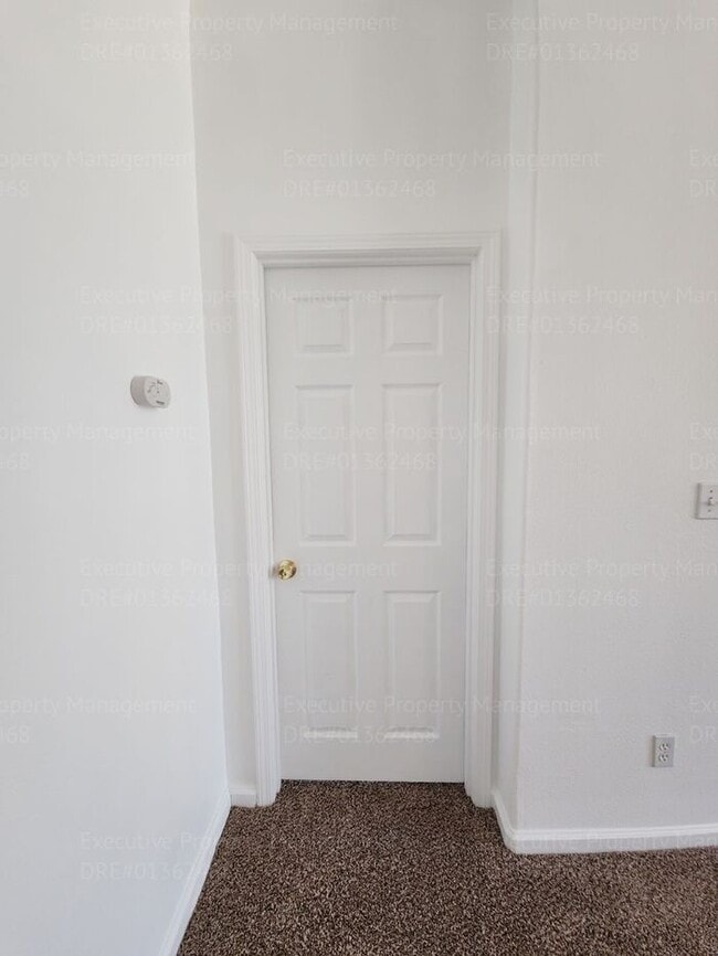 Building Photo - 5 bedrooms/ 2 baths Location Olive Dr/ Old...