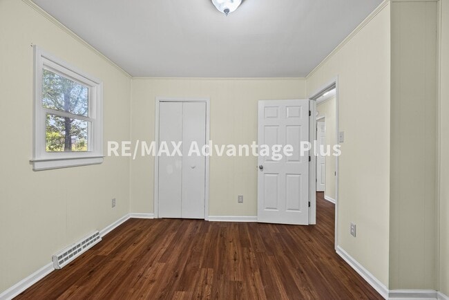 Building Photo - 3-Bedroom Home in Private Setting Minutes ...