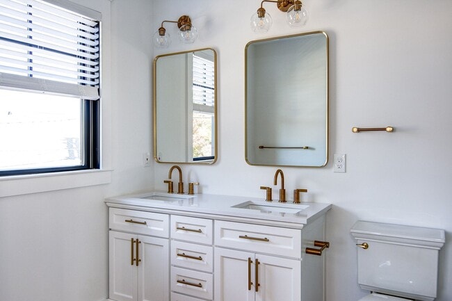 Building Photo - 20 E Redman Ave