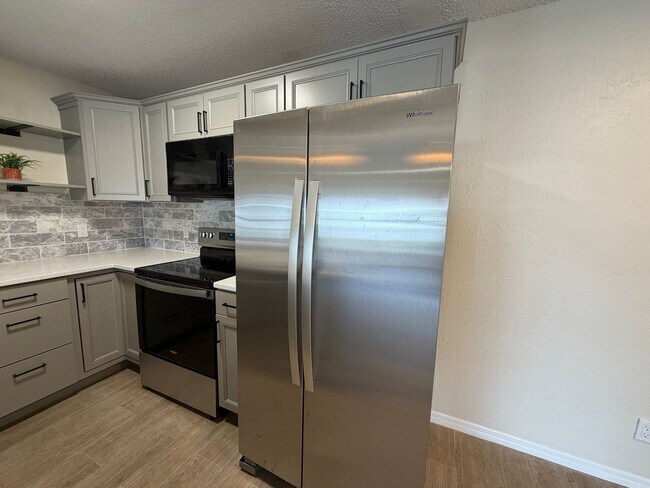 Building Photo - ANNUAL RENTAL - 2ND FLOOR 1 BED PLUS DEN/1 BATH CONDO IN GRANADA LAKES!