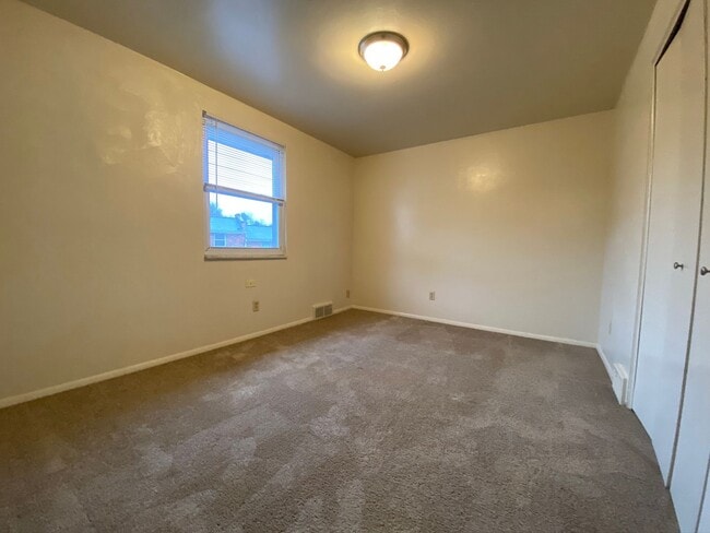 Building Photo - Perfect Two Bedroom Townhome in Plum! Ampl...