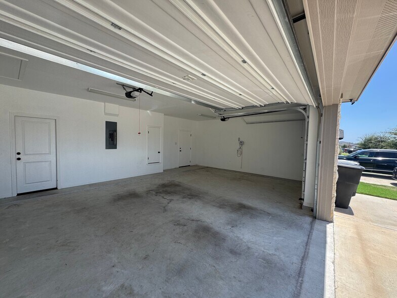 Building Photo - 1915 Rustic Manor Dr