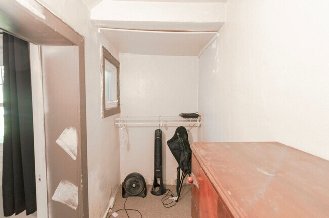 Building Photo - Room for Rent in 5 Bedroom House