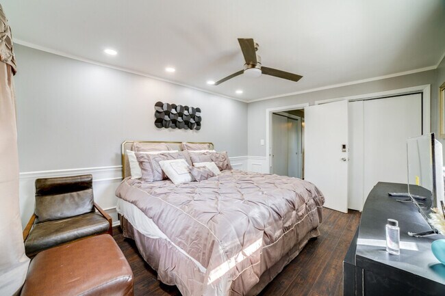 Building Photo - 9830 S Yates Ave