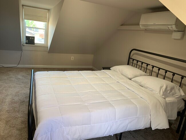 Building Photo - 1003 S Charles St