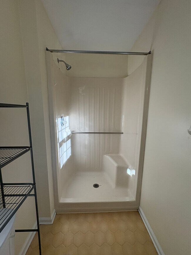 Building Photo - Spacious split level in Campell County nea...