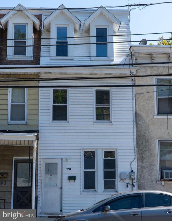 Building Photo - 741 E Norwegian St