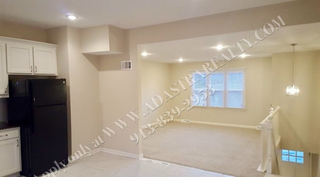 Building Photo - Remodeled 3 Bed 1 Bath Duplex in Overland ...