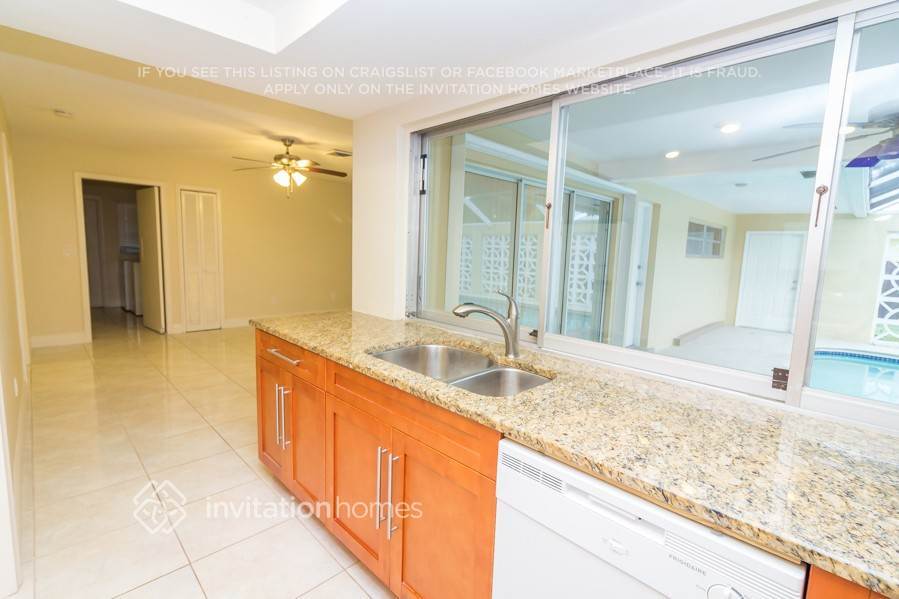 Building Photo - 1384 SW 14th Ave