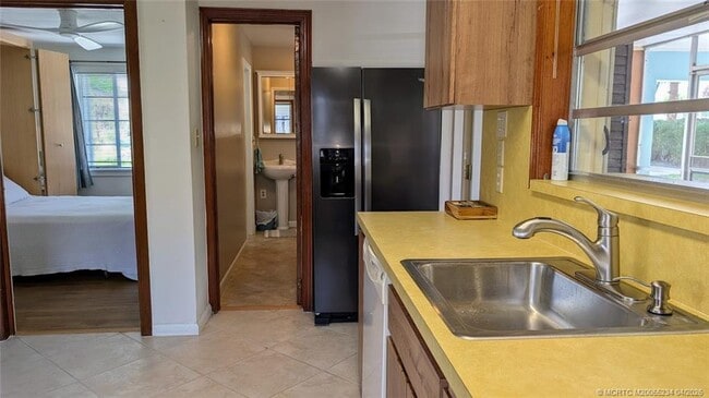 Building Photo - 1097 NE Kubin Ave